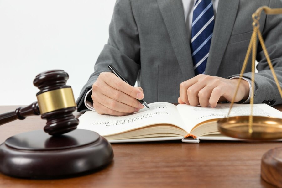 Alternative Dispute Resolution: Exploring Mediation and Arbitration as Alternatives to Court image