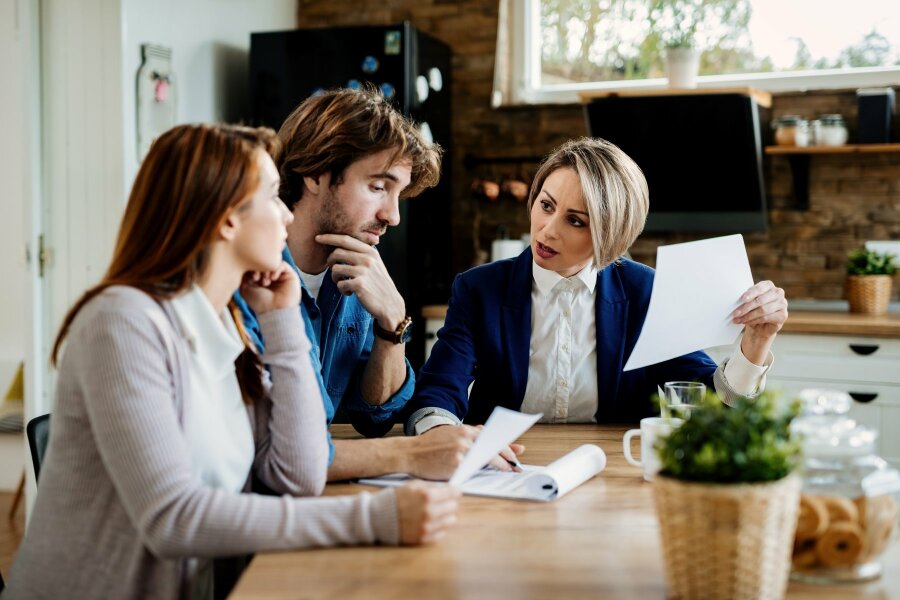 What to Expect During a Lawyer Consultation: Questions to Ask and How to Prepare image